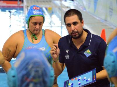 Eduardo Alcaraz le pone un notable a la permanencia en Primera Nacional del Club Waterpolo Dos Hermanas PQS