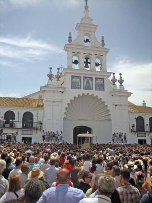  La Virgen del Rocío emociona a vecinos, hermandades y peregrinos en una intensa madrugada de fe
