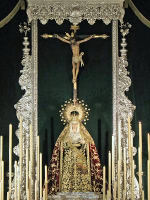 La Vera-Cruz levanta un altar de gran fuerza simbólica para sus cultos mayores en Alcalá del Río 