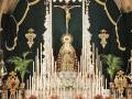 La Vera-Cruz levanta un altar de gran fuerza simbólica para sus cultos mayores en Alcalá del Río 