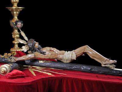 La devoción y la tradición marcan los cultos de la Vera-Cruz en Alcalá del Río 