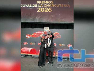 Pedro Mora recibe un premio nacional por el diseño de su tienda en Chipiona, el Museo del Cortador