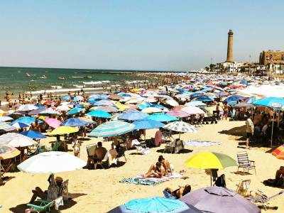 Chipiona inaugura el verano de playas con llenos y chiringuitos a tope