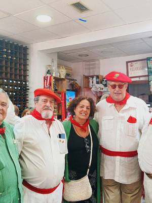 El Hogar Navarro de Sevilla inaugura los Sanfermines con el tradicional chupinazo en el barrio de Nervión