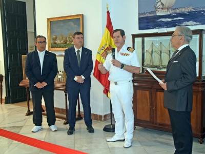 El Ateneo Social y Castrense distingue al Comandante Naval de Sevilla con su máxima distinción honorífica 
