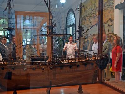 La Comandancia Naval de Sevilla acoge el nombramiento de Ateneísta de Honor al Comandante Naval en un emotivo acto de despedida