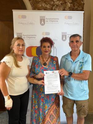 Isabel María Fernández ofrece apoyo institucional a la  Asociación de Familiares de Enfermos de Parkinson La Luz de Chipiona