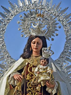 La Virgen del Carmen de Triana navega por el Guadalquivir en una jornada de profunda tradición marinera en Sevilla 