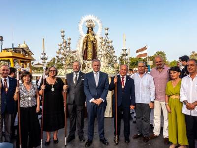La Virgen del Carmen del Puente de Triana vuelve a surcar el Guadalquivir en una de las grandes estampas de la devoción marinera sevillana