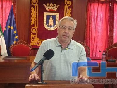 Pepe Mellado informa que ya se ha presentado un proyecto para frenar la erosión costera en Las Tres Piedras