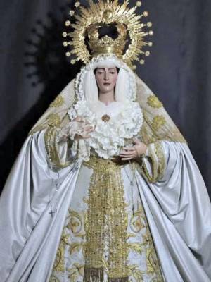 . La Esperanza deAlcalá del Río luce de blanco durante el tiempo estival, fiel a su secular tradición devocional 