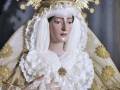 . La Esperanza deAlcalá del Río luce de blanco durante el tiempo estival, fiel a su secular tradición devocional 