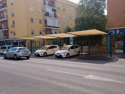Sevilla mejora la parada de taxis del Hospital Virgen del Rocío con nuevos elementos de protección frente al sol 