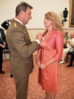 ACIME distingue en Sevilla a María Fidalgo Casares con la Cruz al Mérito por su trayectoria de divulgación histórica y compromiso con la cultura militar