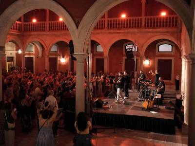 La Fundación Cajasol vive una exitosa Noche en Blanco con una amplia programación cultural en el corazón de Sevilla