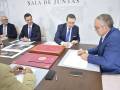 Firma del convenio entre el Ayuntamiento de Los Palacios y Villafranca y la Fundación Caja Rural de Utrera.