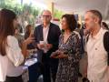 Laura Gómez Ruiz, junto a José Pedraza Pérez (izquierda) y Raúl Álvarez Pérez (derecha), en uno de los estands.