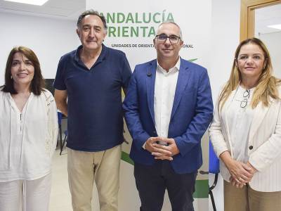Visita del alcalde y de la delegada de Formación y Empleo al nuevo equipo de Andalucía Orienta en Los Palacios y Villafranca.