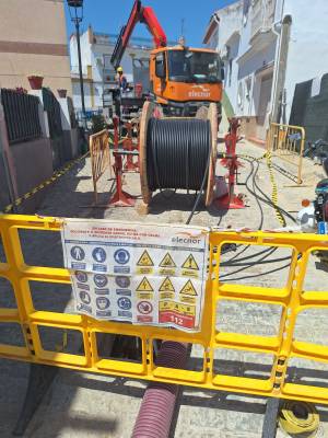 Obras de soterramiento de la red de baja tensión en una calle de Valencina de la Concepción.