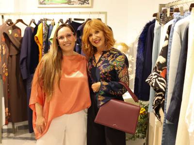 Presentación de los bolsos Qosmic en la galería De Este, en Sevilla.