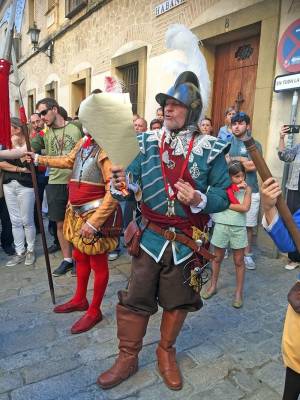  El Tercio de Olivares rinde homenaje a la Hispanidad con su IV desfile por el centro histórico de Sevilla