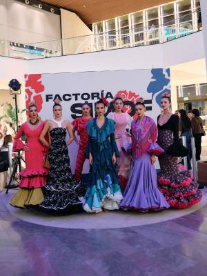 Trajes de flamenca en el photocall de Factoría SIMOF by Lagoh.