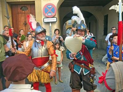 El Tercio de Olivares reivindica la Hispanidad con un solemne desfile por el centro de Sevilla