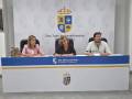 Mesa presidencial de la reunión en el salón de plenos.