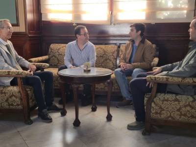 Encuentro del alcalde de Utrera con la delegación organizadora de las jornadas de Física.