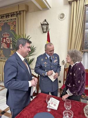 Sevilla rinde homenaje a Cristóbal Colón y distingue a la Casa de Maqueda y Astorga