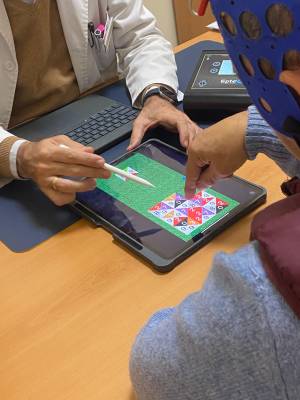 Una sesión de rehabilitación con tableta, en una imagen difundida por el centro CRECER con motivo del Día del Daño Cerebral Adquirido.