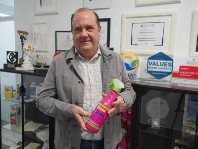 Un responsable de El Milagrito muestra uno de los productos de la marca